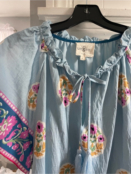 Umgee Tops - umgee Light Blue Floral Peasant Top, worn once, great with white pants.